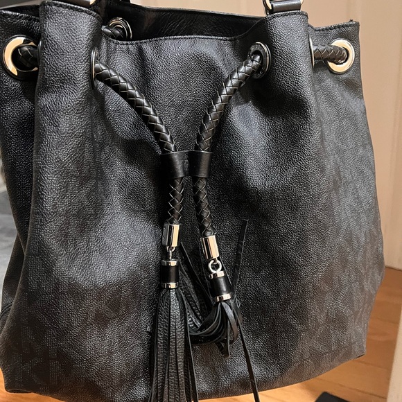 Michael Kors bucket bag great shape amazing - Picture 8 of 8